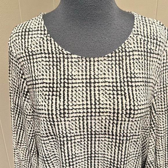Adrianna Papell black/gray/white abstract houndstooth check stretch crepe top. L - Picture 2 of 7